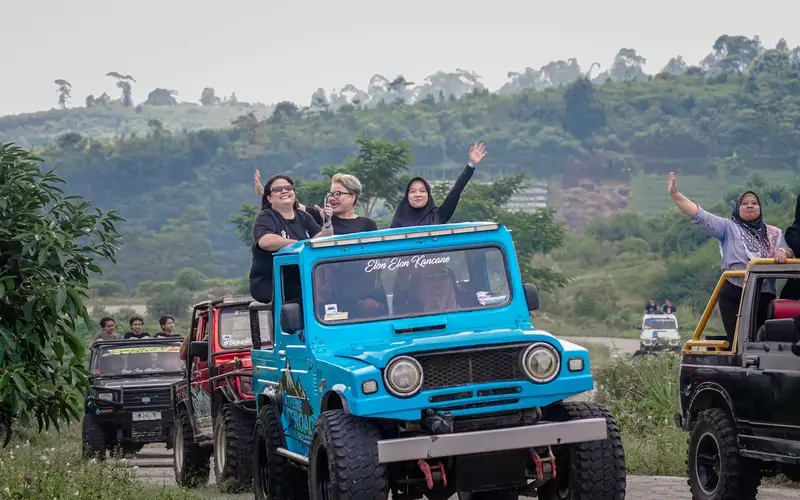 Konvoi Jeep Offroad Kebun Teh Kemuning